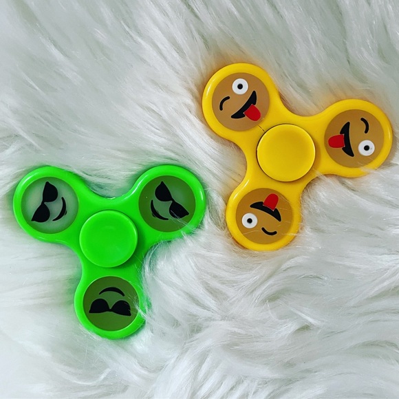 4 Emoji Glow in the Dark Hand Spinners - New - Picture 3 of 9